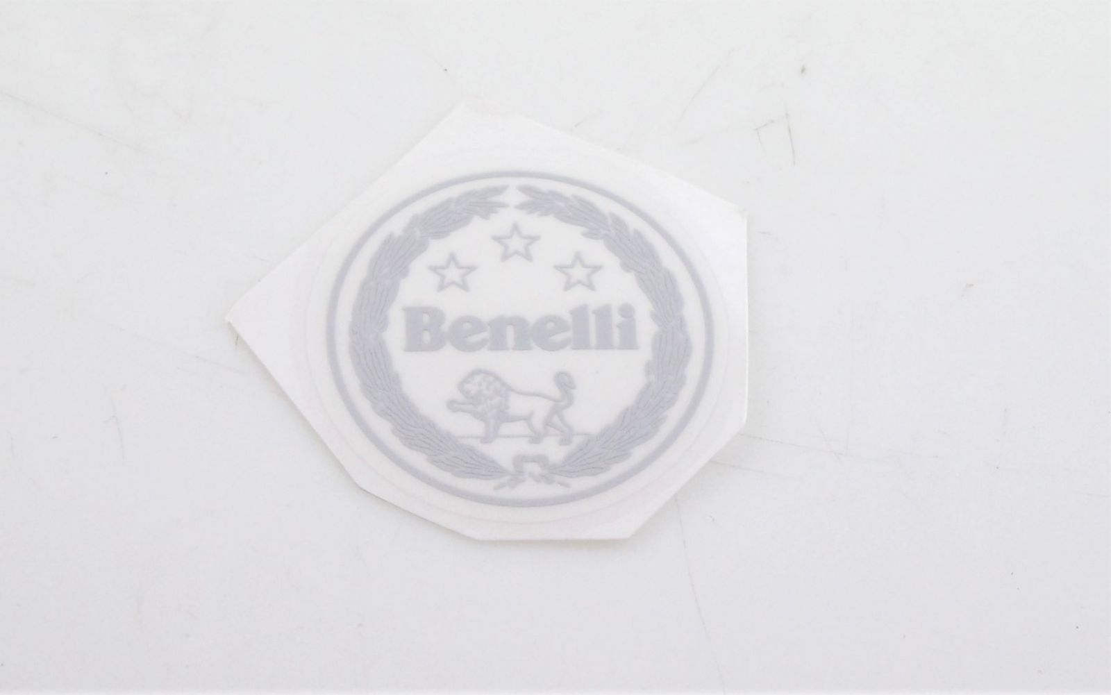 Samolepka ,biela 05535P10GT06 ( 4 ) Benelli